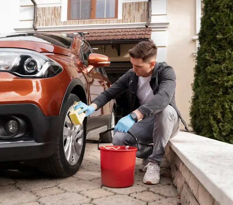 Lavage auto à domicile Tavel : professionnel intervenant sur un véhicule